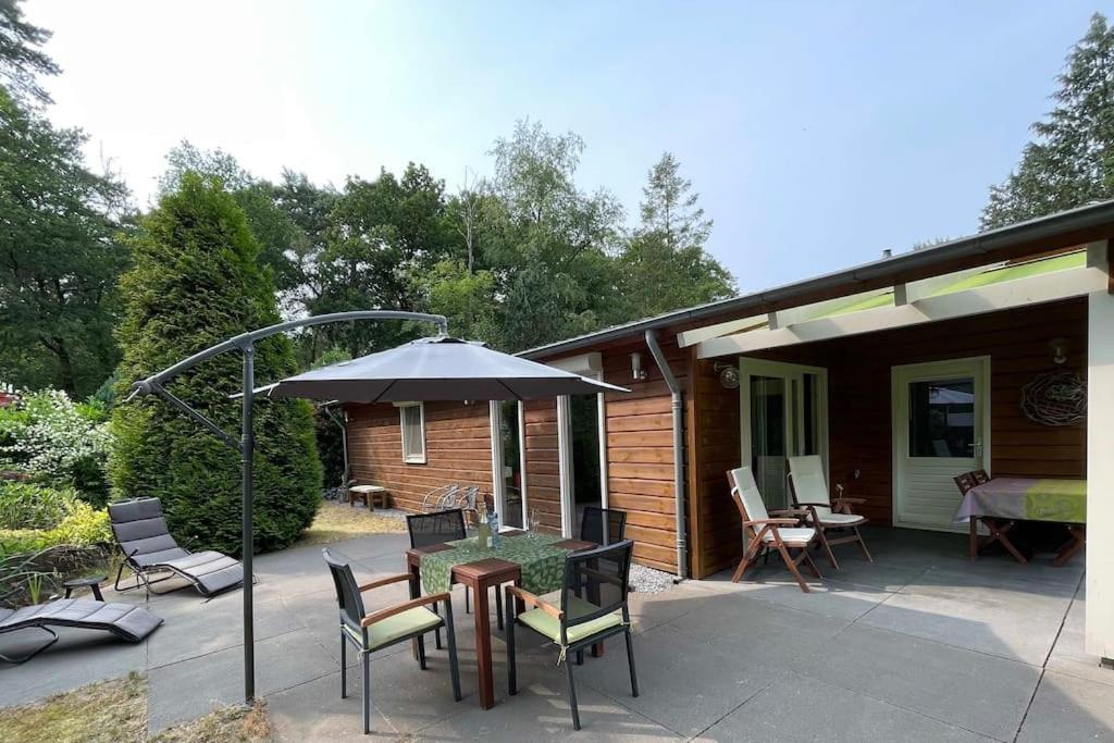Ruime En Comfortabele Bungalow Aan Bosrand Lage Mierde Exterior foto