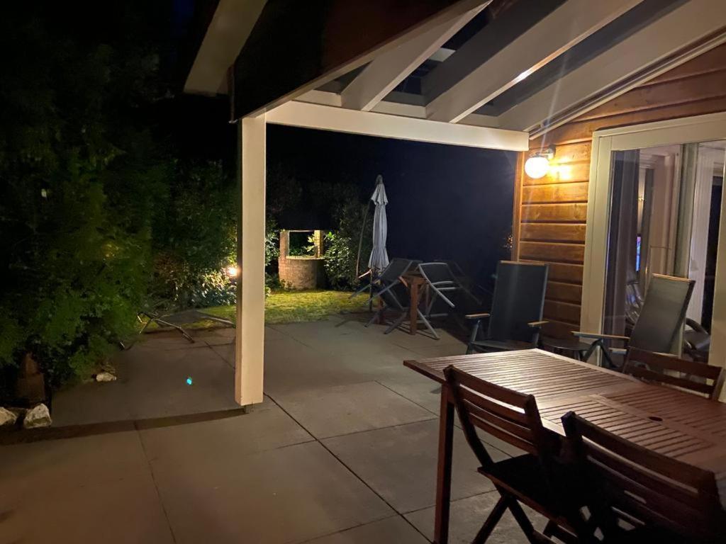 Ruime En Comfortabele Bungalow Aan Bosrand Lage Mierde Exterior foto